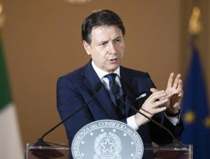 Conte tra Renzi e la crisi economica: ora la poltrona traballa