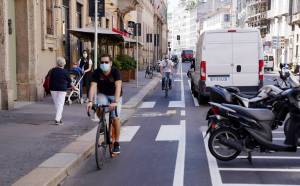 "La ciclabile aiuta i negozi". "No, è solo ideologica"