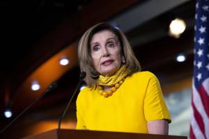 Pelosi scivola sul Covid. Filmata dal parrucchiere senza la mascherina