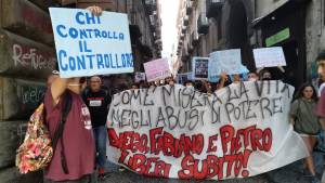 Gli anarchici non si arrendono: cori e lanci di bottiglia contro la polizia