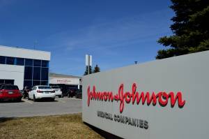 Johnson & Johnson si piega alle proteste razziali e ritira dal mercato i prodotti sbiancanti 