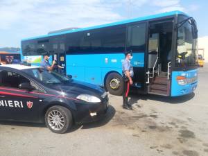 Si addormenta sull'autobus, al risveglio calci e pugni ai carabinieri. Arrestato nigeriano