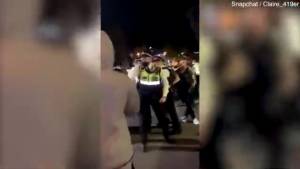 Londra, polizia interviene per bloccare un party abusivo: scoppia la guerriglia urbana