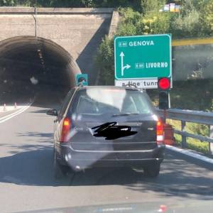 La follia in autostrada: spunta pure un semaforo