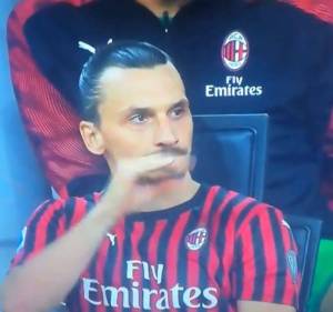 Con chi ce l'ha Ibrahimovic...? Gesto dalla panchina del Milan