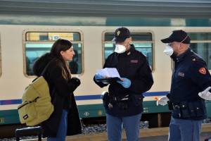 Positivo fermato in treno. Arrivi vietati da 13 Paesi