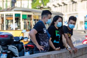 Lombardia, mascherine all’aperto solo senza distanziamento