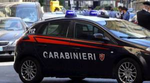 Si getta dal terzo piano ma resta appesa ai fili dei panni. Carabiniere la salva