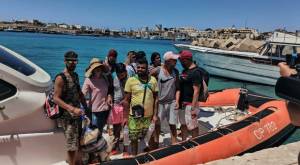 Lampedusa, migliaia di tunisini. C'è chi sbarca con cane e valigie