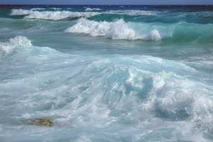 Si tuffa in mare per salvare il figlio: papà muore annegato