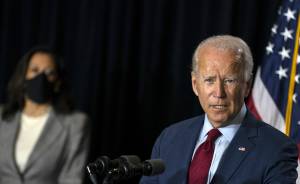 I dem eleggono Biden fingendosi uniti. Ma lui ha perso quasi tutto il vantaggio