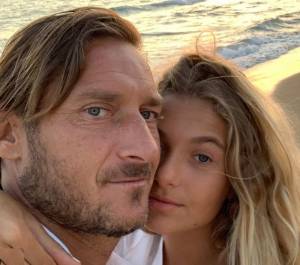 Scoperta (e chiusa) chat pedopornografica su Chanel Totti e Ilary Blasi