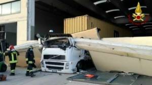 Trave in cemento armato su camion: muore il conducente