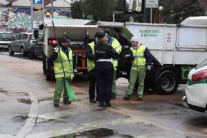 Reggio Calabria è travolta dai rifiuti e i netturbini fanno in massa gli scrutatori