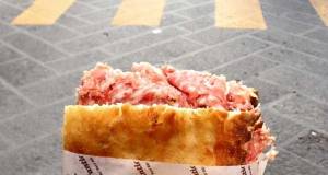 Firenze, Nardella dichiara guerra al panino per strada: multe salate ai trasgressori