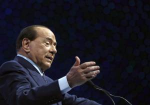 Berlusconi: "Il governo è nocivo: ora Renzi vada avanti"