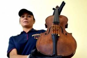 Cercano droga a casa di un trafficante. Trovano un violino che vale un milione