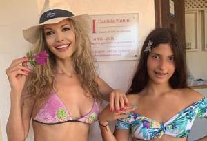 Ritocchino estetico per la figlia 14enne. Maria Monsè nella bufera: "I servizi sociali gliela tolgano"