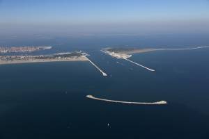 Frane e vento in Liguria. Venezia accende il Mose