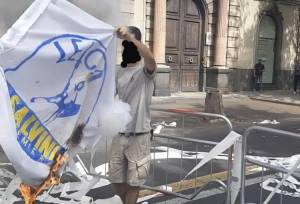 Il gesto choc dei manifestanti: bruciata la bandiera della Lega