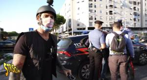 Vittorio Brumotti accerchiato e minacciato dai pusher in centro a Pisa