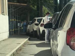 Ore di fila al Drive-in Covid di Santa Maria Della Pietà