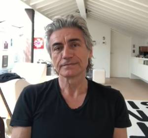 Ligabue rompe il silenzio: "Il bacio gay? Non sono io, se inizio a fumare ve lo dico" 