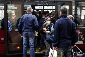 "Il virus non circola sui mezzi di trasporto". Ma ora il Cts chiede più controlli