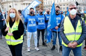 L'ira degli agenti in piazza. "Otto aggressioni al giorno"