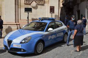 Taranto, paura nel duomo: irlandese brandisce crocifisso e terrorizza i fedeli