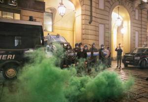 Alta tensione in piazza: disordini a Torino e Milano