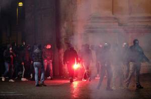 Forza Nuova in piazza. E Roma brucia ancora