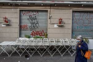 "Il virus? In pizzeria" E con una bugia manda 1,7 milioni in lockdown