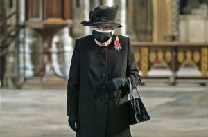 La Regina Elisabetta per la prima ​volta in pubblico con la mascherina
