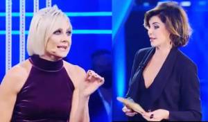 "Hai una certa età", "Dici solo volgarità". Lite in tv tra Antonella Elia a Alba Parietti