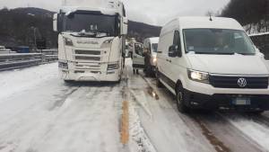 Il gelo che blocca l'autostrada Le coperte per chi resta in auto 