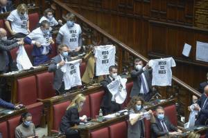 Il ritorno del Parlamento dopo social e veline