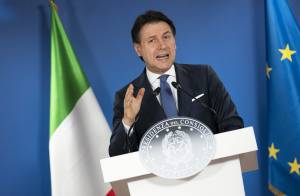 Conte alle corde dice sì alla verifica. E scatta il timer per l'esplosione