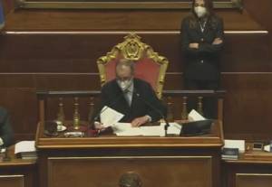 Bagarre in Senato: passa la mozione del centrosinistra, urla e fischi