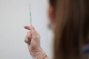 Il piano migliore per i vaccini? Un dilemma spacca la scienza