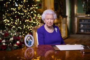 Astio, tristezza e delusione: cosa c'è dietro i comunicati della regina Elisabetta