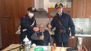 Anziano chiama i carabinieri:  "Sono solo a Natale. Venite per un brindisi?"