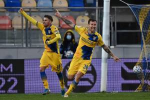 Frosinone in campo nonostante 14 positivi al Covid. Bufera social sul Napoli