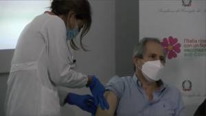 Andrea Crisanti si vaccina in diretta: "Momento di testimoniare la svolta, è un vaccino innocuo"