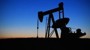 Compromesso sul petrolio, l'Arabia riduce l'estrazione e la Russia la aumenta