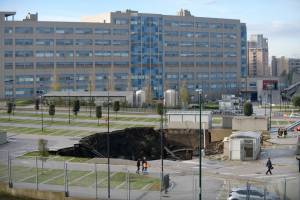 Napoli, voragine al parcheggio dell'ospedale Del Mare. Le auto vengono inghiottite