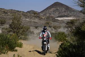 Il nonno della Dakar che fa tutto da solo: "Moto, dune e attrezzi"