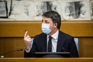 Renzi ai suoi: "Siamo decisivi". Ma Iv precipita nei sondaggi