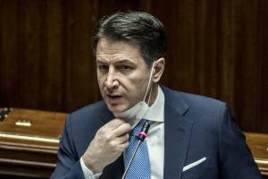 Ieri alla Camera oggi al Senato. Ma Conte si è corretto 8 volte