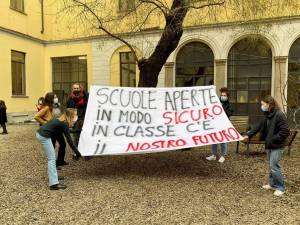 La protesta dei ragazzi (ora su fronti opposti)